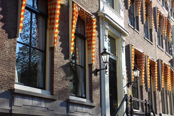 Khas rumah Amsterdam di atas langit biru — Stok Foto