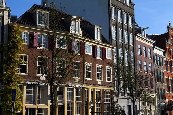 Tipik bir amsterdam üzerinde mavi gökyüzü evleri — Stok fotoğraf