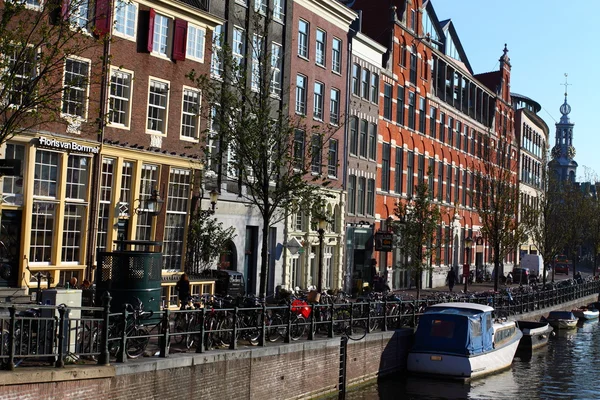 Stille Amsterdam kanal med hus både - Stock-foto