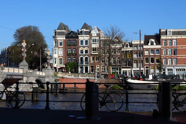Типичные домики Амстердама над голубым небом — стоковое фото
