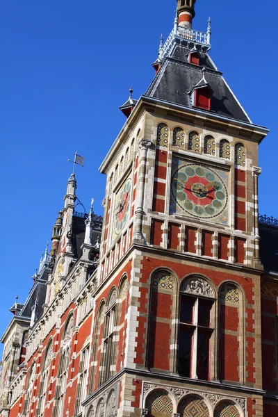 Holanda, Amsterdã, vista para a fachada da Estação Ferroviária Central — Fotografia de Stock