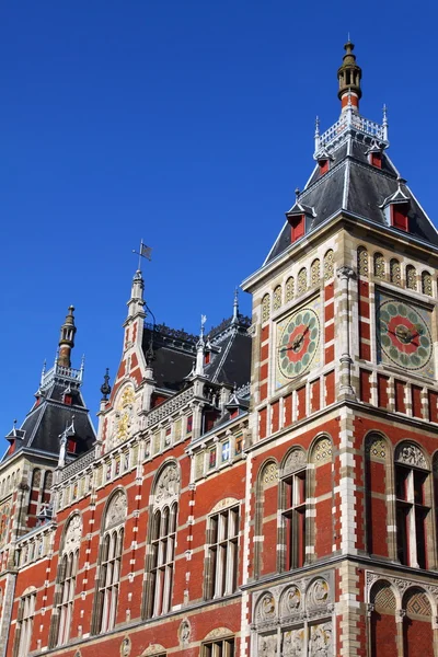 Голландия, Амстердам, вид на фасад Центрального железнодорожного вокзала — стоковое фото