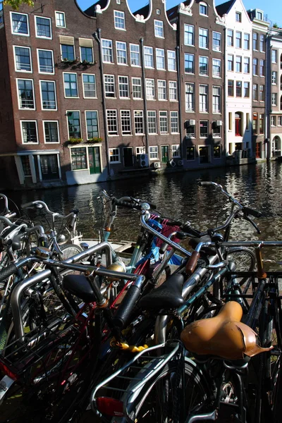 Tipica vecchia bicicletta Amsterdam sul ponte in Olanda . — Foto Stock