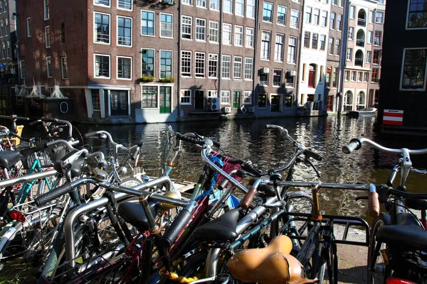 Tipik amsterdam Hollanda'da köprüsü üzerinde eski bisikleti. — Stok fotoğraf