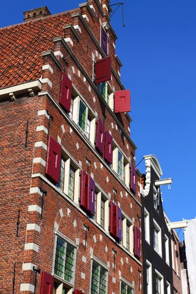 Typische amsterdam huizen over blauwe hemel — Stockfoto