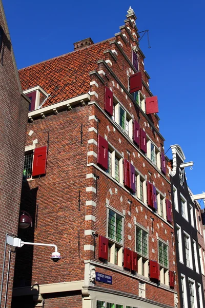 Tipik bir amsterdam üzerinde mavi gökyüzü evleri — Stok fotoğraf