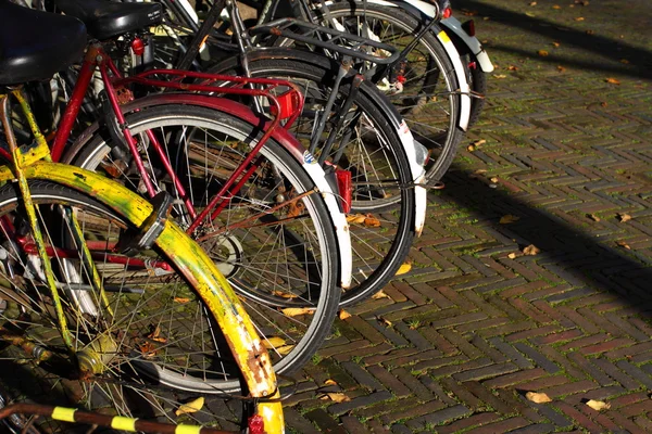 Typique Amsterdam vieux vélo sur pont en Hollande . — Photo