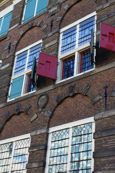 Casas típicas de Amsterdã sobre céu azul — Fotografia de Stock