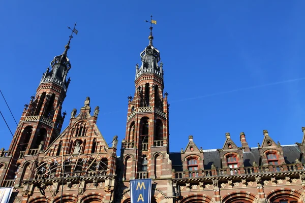 Holland'ın mavi gökyüzünde ünlü amsterdam yere — Stok fotoğraf
