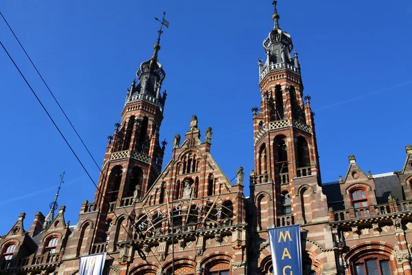 Famoso Amsterdam lugar sobre o céu azul na Holanda — Fotografia de Stock