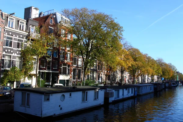 Quiet Amsterdam canal with house boats — Stock Photo, Image