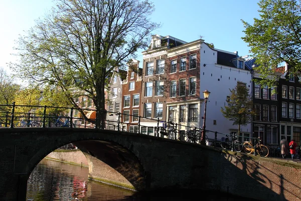 Tranquilo canal de Amsterdam con barcos casa —  Fotos de Stock