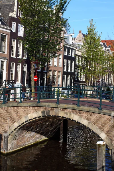 Ήσυχη κανάλι Άμστερνταμ με σπίτι βάρκες — Φωτογραφία Αρχείου