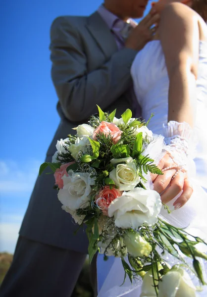 Attraktives und junges Paar am Hochzeitstag — Stockfoto