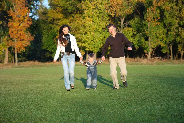 Rodina těší chůze v podzimním parku — Stock fotografie