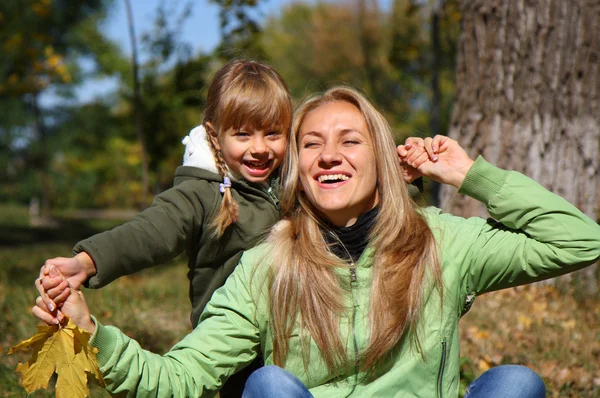 Mãe e sua menina em campos de outono — Fotografia de Stock