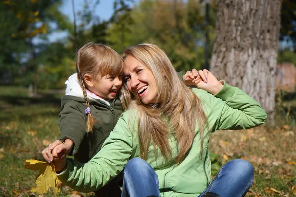 母と彼女の秋のフィールドでの幼児の女の子 — ストック写真