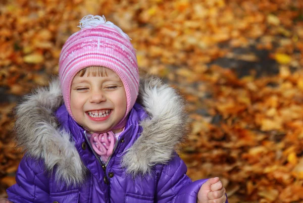 Felicidade uma criança sorrindo no parque de outono — Fotografia de Stock
