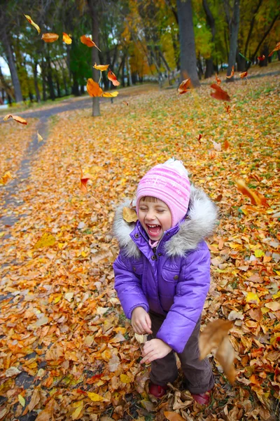 Felicidade uma criança sorrindo no parque de outono — Fotografia de Stock