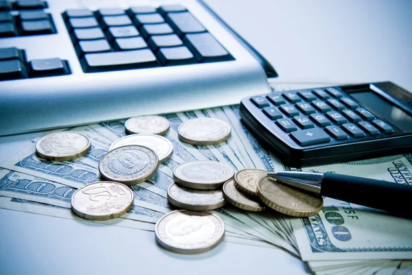 Калькулятор, монеты и ручка . — стоковое фото