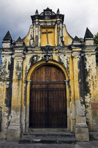 Kilisenin kapısına — Stok fotoğraf