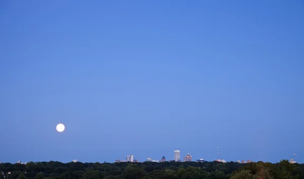 Vista distante de Milwaukee com lua cheia — Fotografia de Stock