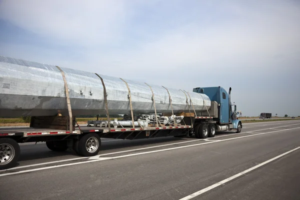 Transporting cell tower — Stock Photo, Image