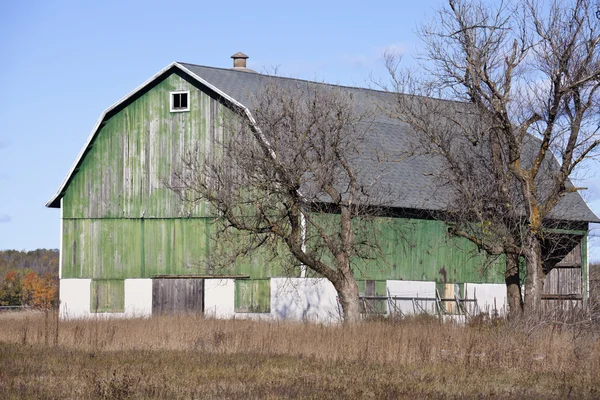 Zielony stodoła — Zdjęcie stockowe