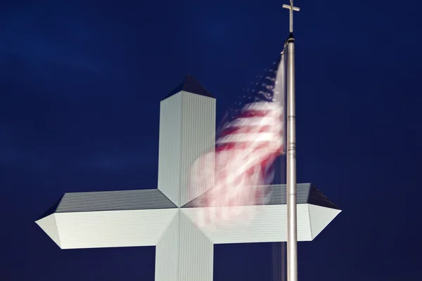 Croix à Effingham avec un drapeau américain — Photo