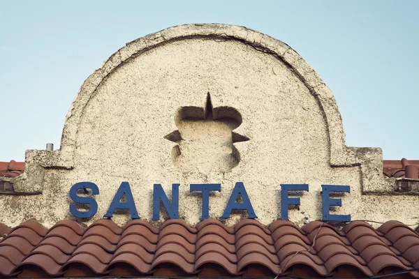 Cartel de Santa Fe visto en el edificio — Foto de Stock