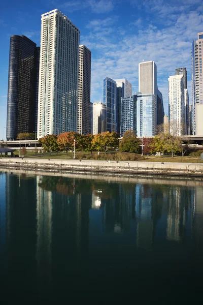 Chicago odzwierciedlenie w jeziorze michigan — Zdjęcie stockowe