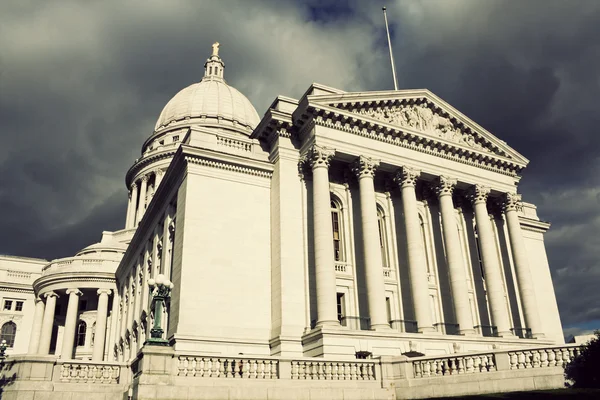 Edificio del Capitolio Estatal en Madison antes de la tormenta —  Fotos de Stock