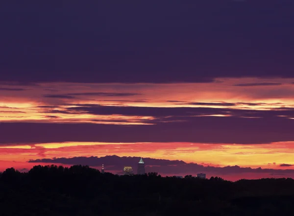 Färgstark solnedgång över cleveland — Stockfoto