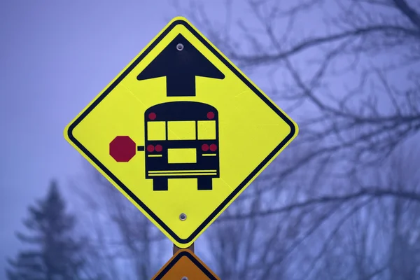 Sinal de ônibus escolar — Fotografia de Stock