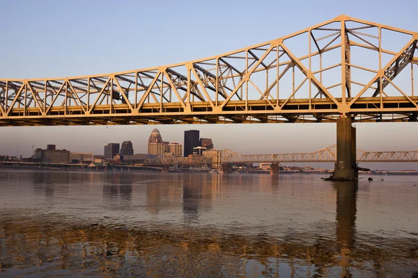 日出颜色在路易斯维尔市桥上 — 图库照片