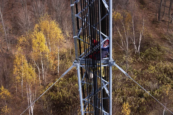 タワーの guyed タワーの中の登山家 — ストック写真