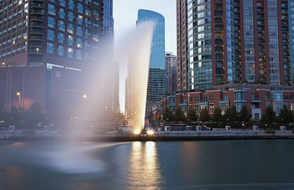 Fontana vicino al fiume Chicago — Foto Stock