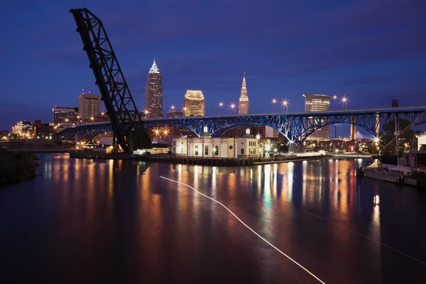 Cuyahoga Nehri üzerinde tekne — Stok fotoğraf