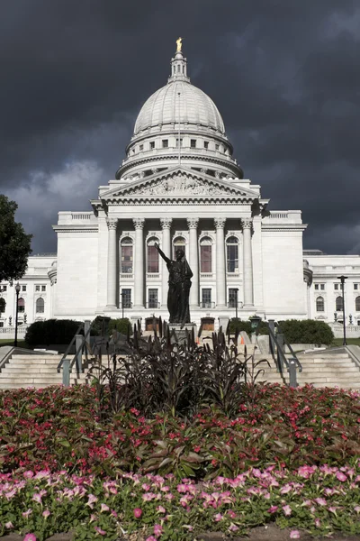 暴风雨前的州议会大厦 — 图库照片