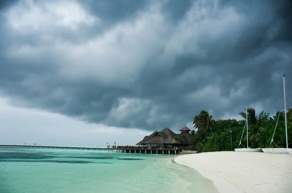 Облачный Мальдивский пляж — стоковое фото