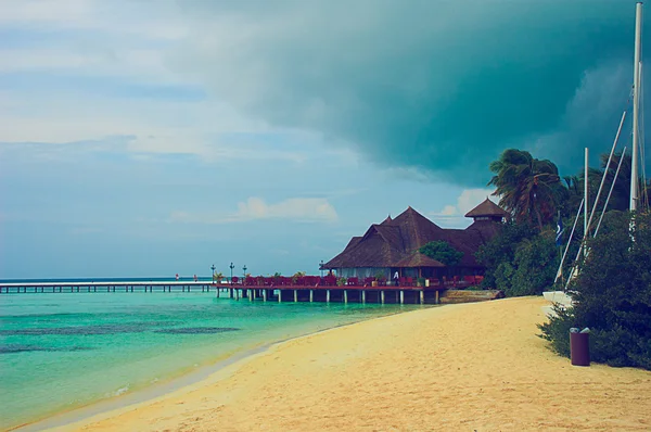 Хмарно Мальдіви пляж — стокове фото