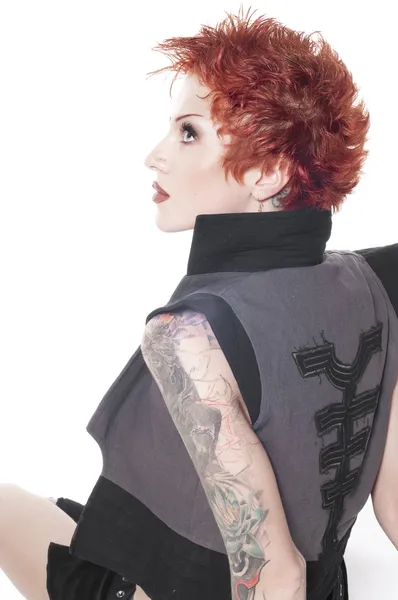 Ritratto di giovane donna tatuata sessuale brillante con trucco luminoso — Foto Stock