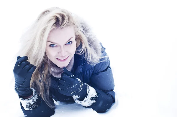 雪の上で美しい女性の笑みを浮かべてください。 — ストック写真