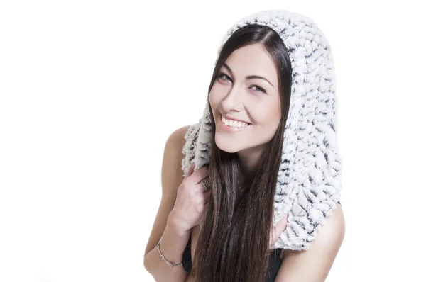 Lächelnde junge Frau mit weißer Pelzhaube — Stockfoto