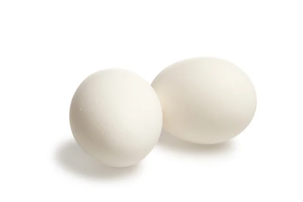 Dvě vejce bílá s ořezovou cestou — Stock fotografie