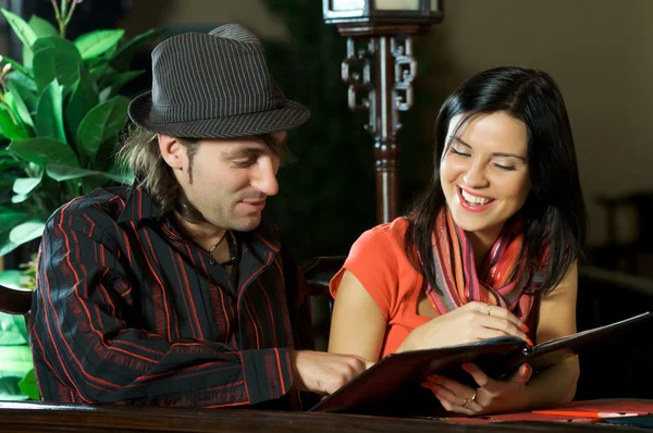 Young couple in a restaurant — Stock Photo, Image