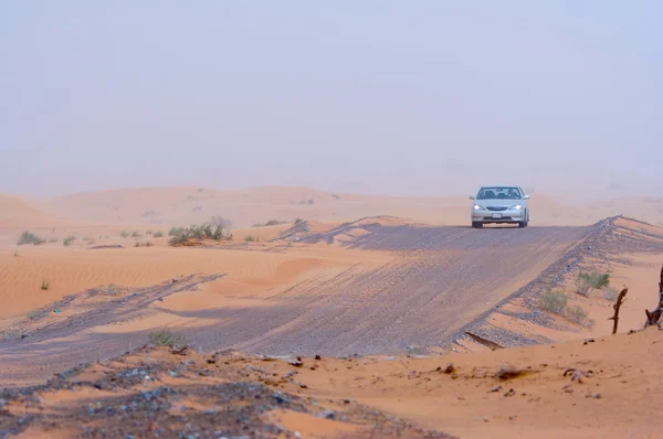 Coche viajando a través del desierto — Foto de Stock