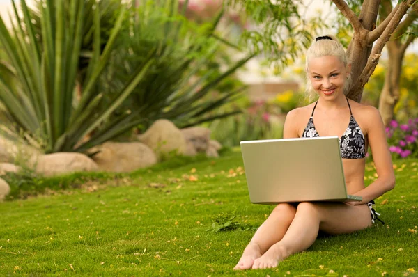 In a garden with laptop — Stock Photo, Image