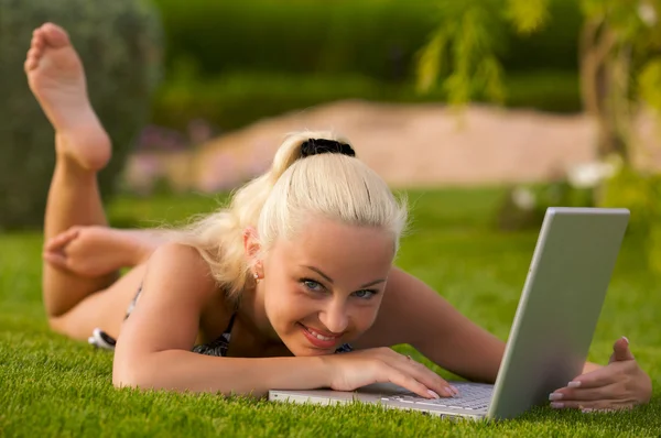 Uma mulher com laptop — Fotografia de Stock
