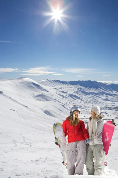 Dos snowboarders felices en montañas cubiertas de nieve —  Fotos de Stock